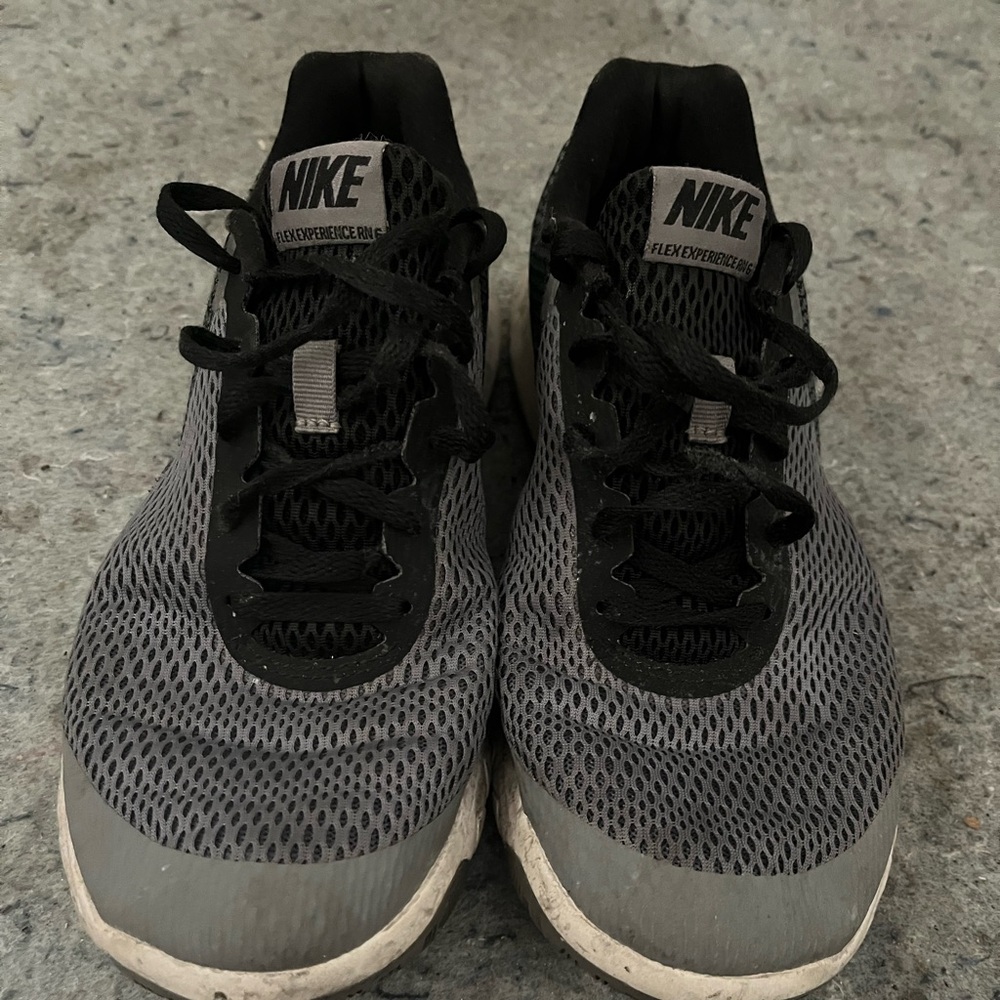 “Nike Flex Experience Running” shoes